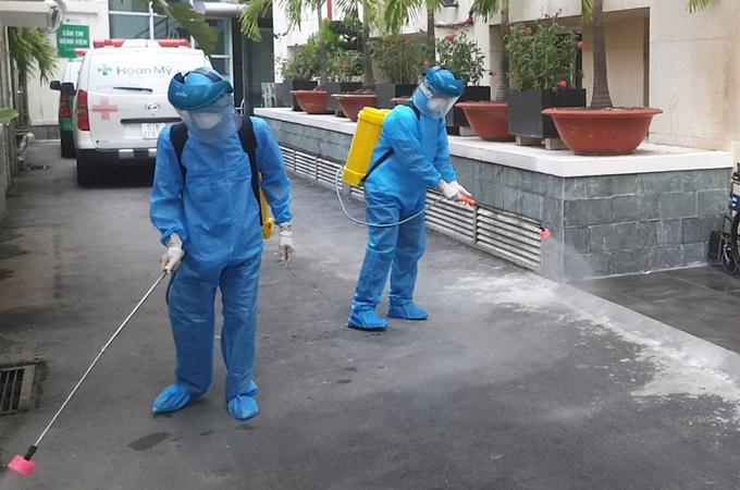 Nhân viên y tế khử khuẩn Bệnh viện Hoàn Mỹ Sài Gòn, sau khi ca mắc Covid-19 đến khám tại đây - Ảnh do bệnh viện cung cấp.
