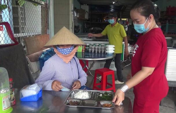 Các tình nguyện viên tham gia phục vụ tại quán