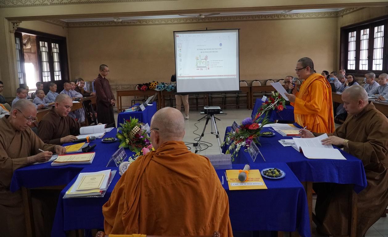 NS.Thích nữ Phụng Liên, Thư ký Hội đồng chấm luận văn tóm tắt lý lịch và quá trình học tập của học viên trước hội đồng NS.Thích nữ Phụng Liên, Thư ký Hội đồng chấm luận văn tóm tắt lý lịch và quá trình học tập của học viên trước hội đồng