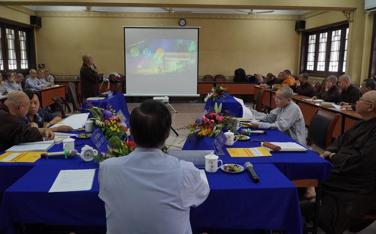 Học viên Thích Thiện Bảo trình bày đề tài nghiên cứu về chuyên ngành lịch sử trước hội đồng Học viên Thích Thiện Bảo trình bày đề tài nghiên cứu về chuyên ngành lịch sử trước hội đồng