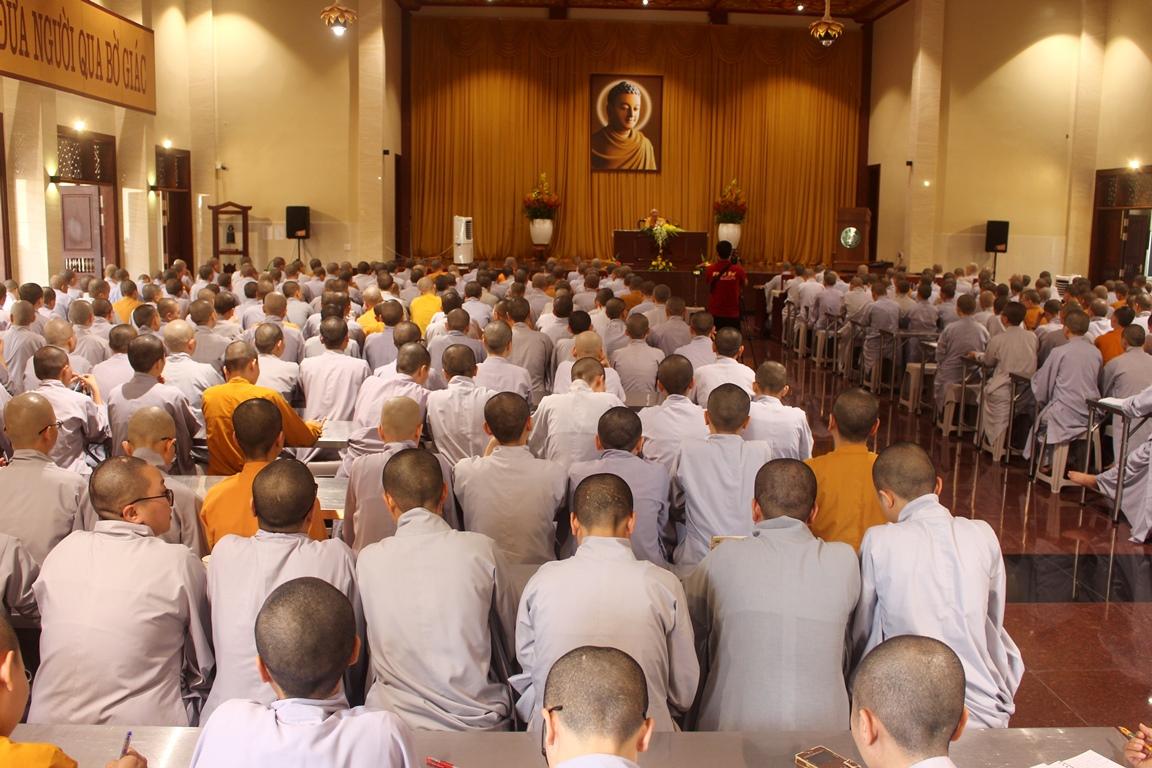 Ni sinh đang tu học nội trú tại đây được chư Ni Ban Quản viện bồi dưỡng kiến thức Luật học Ni sinh đang tu học nội trú tại đây được chư Ni Ban Quản viện bồi dưỡng kiến thức Luật học