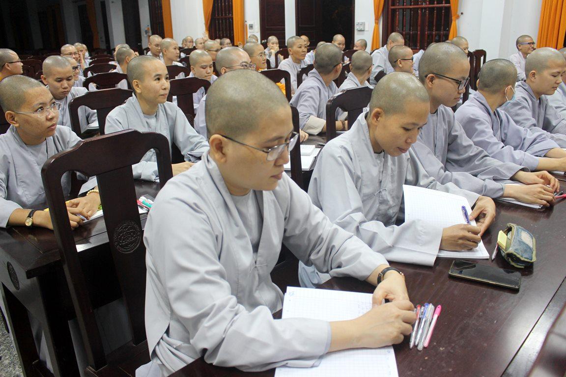 Trang bị kiến thức cho chư Ni về công tác phiên dịch chữ Hán Trang bị kiến thức cho chư Ni về công tác phiên dịch chữ Hán