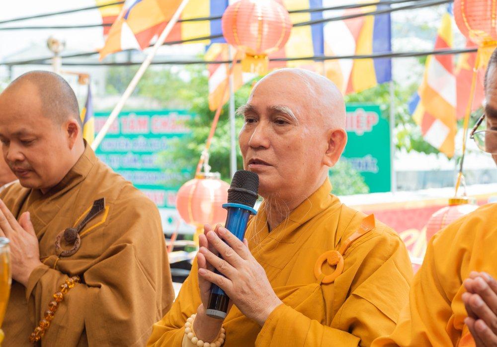 Thượng tọa .Thích Thông Đức, trụ trì chùa Phú Hòa tác bạch cúng dường Thượng tọa .Thích Thông Đức, trụ trì chùa Phú Hòa tác bạch cúng dường