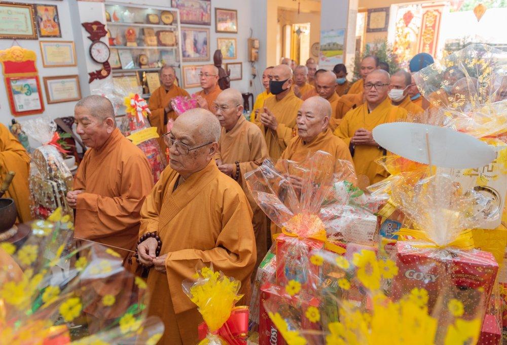 Chư tôn thiền đức thắp hương tưởng niệm Chư tôn thiền đức thắp hương tưởng niệm