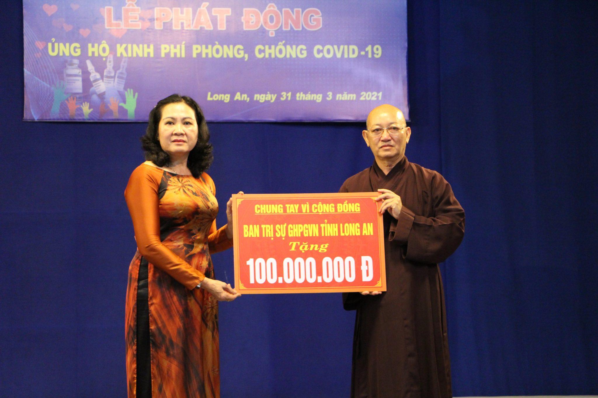 TT.Thích Quảng Tâm, Phó ban Thường trực Phật giáo tỉnh trao tiền ủng hộ đến UBMTTQVN tỉnh