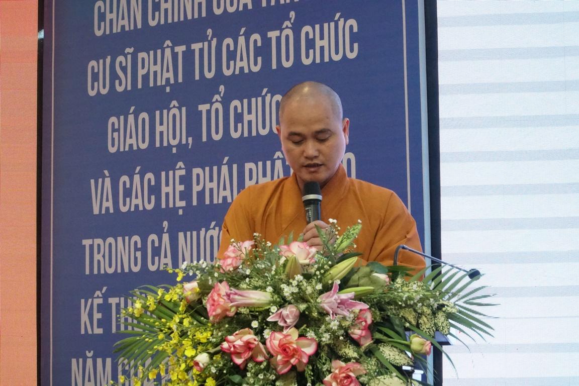 Đại đức Thích Huệ Thông, trình bay báo cáo công tác Phật sự và phương hướng hoạt động nhiệm kỳ mới.