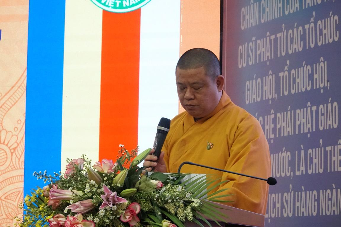 Thượng tọa Thích Minh Thanh, Phó Trưởng ban Thường trực trình danh sách nhân sự dự kiến nhiệm kỳ 2021-2026.