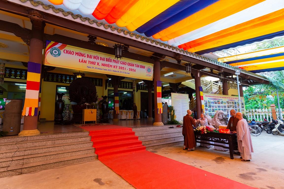 Đại biểu nhận phù hiệu và tài liệu trước khi vào hội trường Đại biểu nhận phù hiệu và tài liệu trước khi vào hội trường