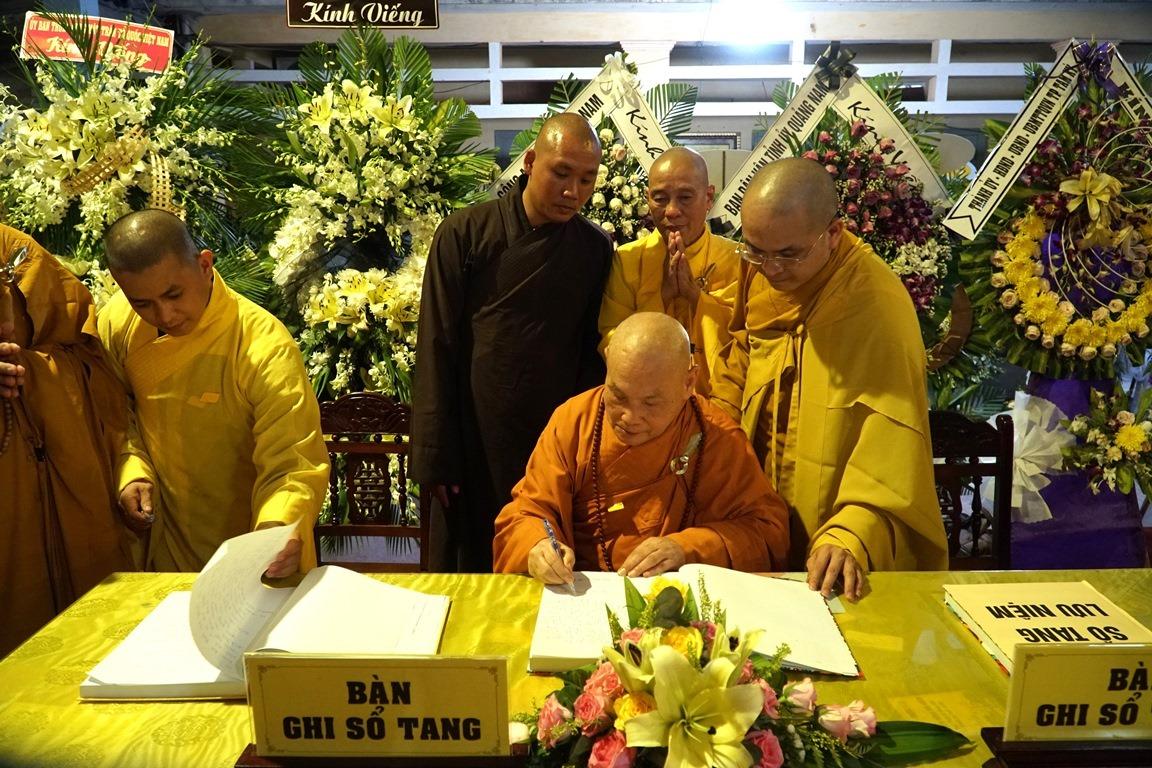 Hòa thượng Chủ tịch Hội đồng Trị sự ghi sổ tang lưu niệm Hòa thượng Chủ tịch Hội đồng Trị sự ghi sổ tang lưu niệm