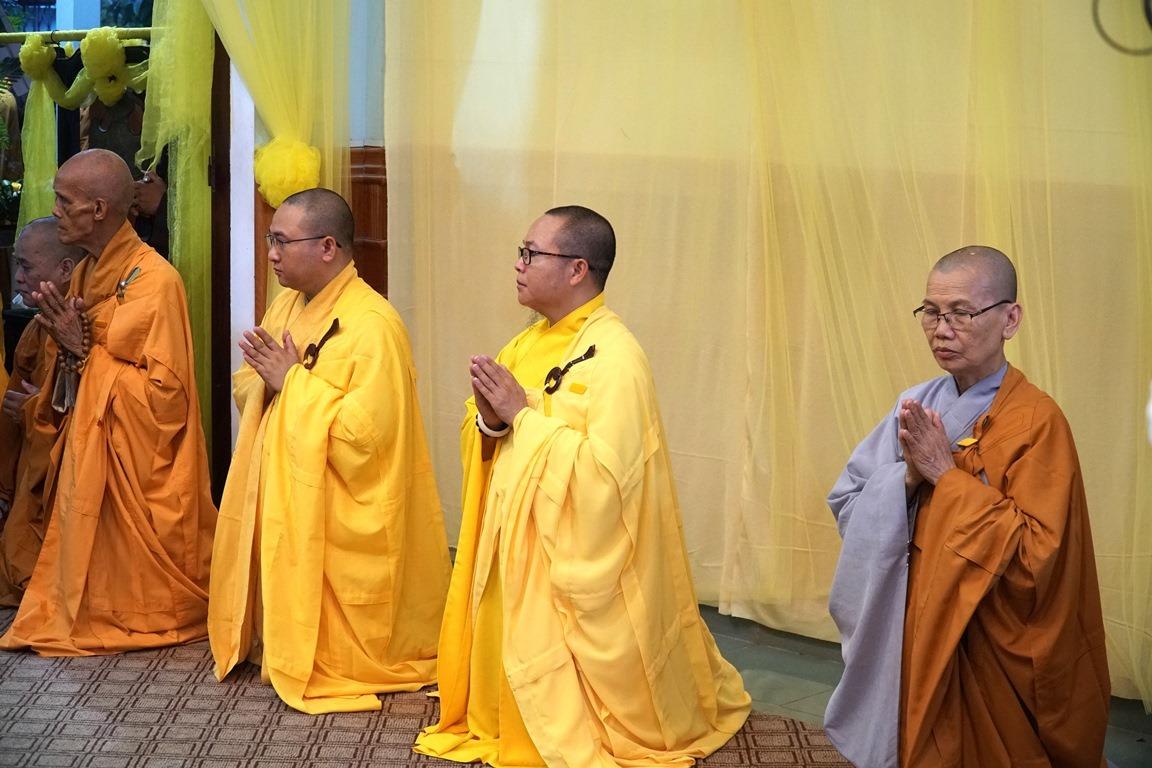 Môn đồ pháp quyến túc trực bên kim quan Môn đồ pháp quyến túc trực bên kim quan