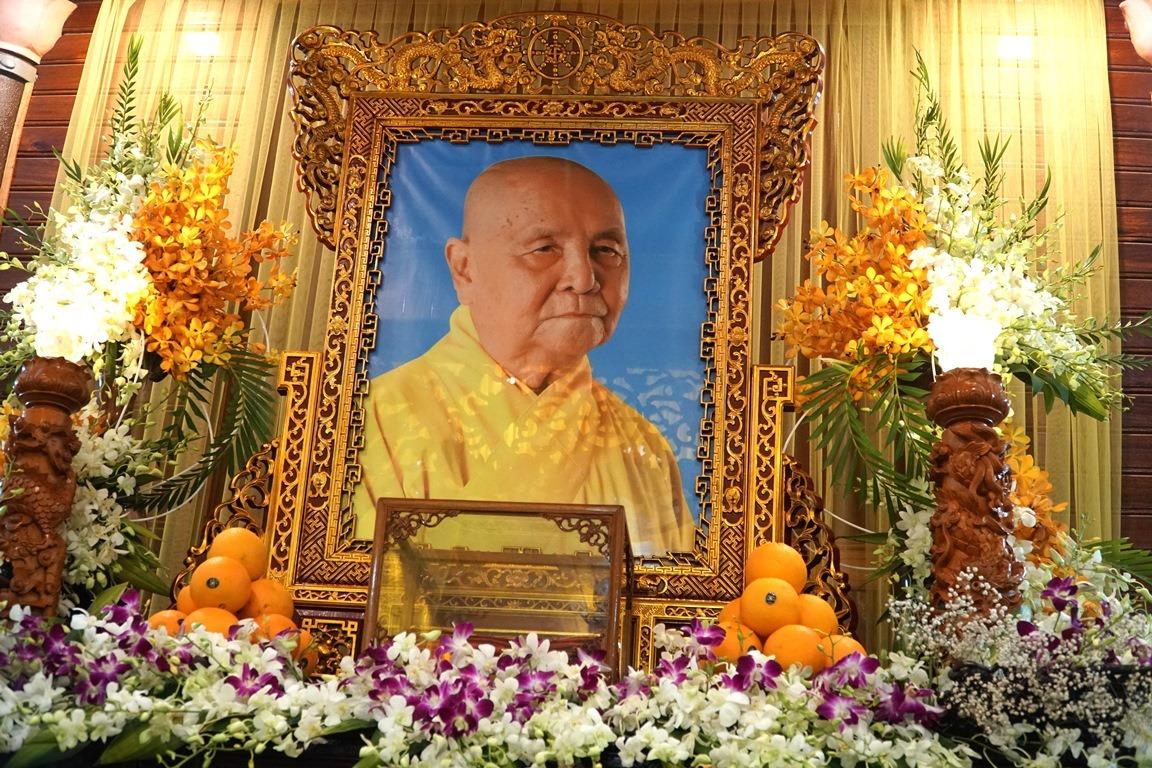 Bát, y để lại tôn thờ mai sau Bát, y để lại tôn thờ mai sau