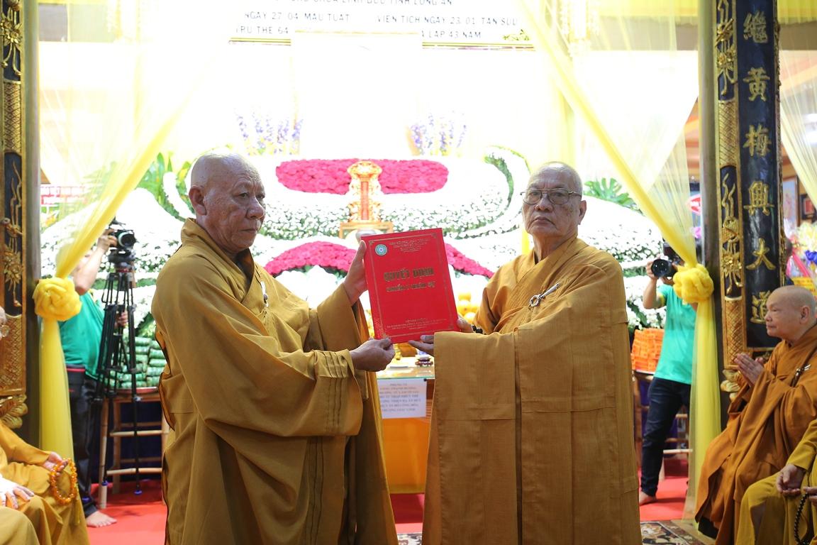 Hòa thượng Thích Thiện Tánh trao quyết định Quyền Trưởng ban Trị sự GHPGVN quận Bình Tân Hòa thượng Thích Thiện Tánh trao quyết định Quyền Trưởng ban Trị sự GHPGVN quận Bình Tân