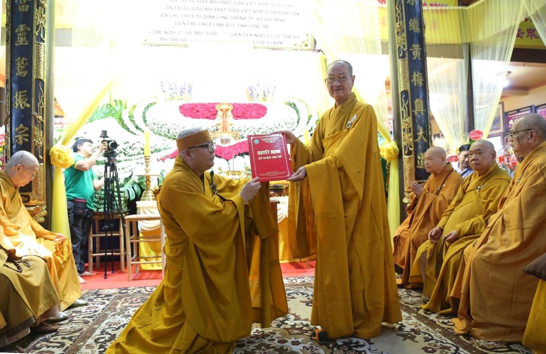 Hòa thượng Thích Huệ Văn trao quyết định bổ nhiệm đến Đại đức Thích Thiện Minh Hòa thượng Thích Huệ Văn trao quyết định bổ nhiệm đến Đại đức Thích Thiện Minh