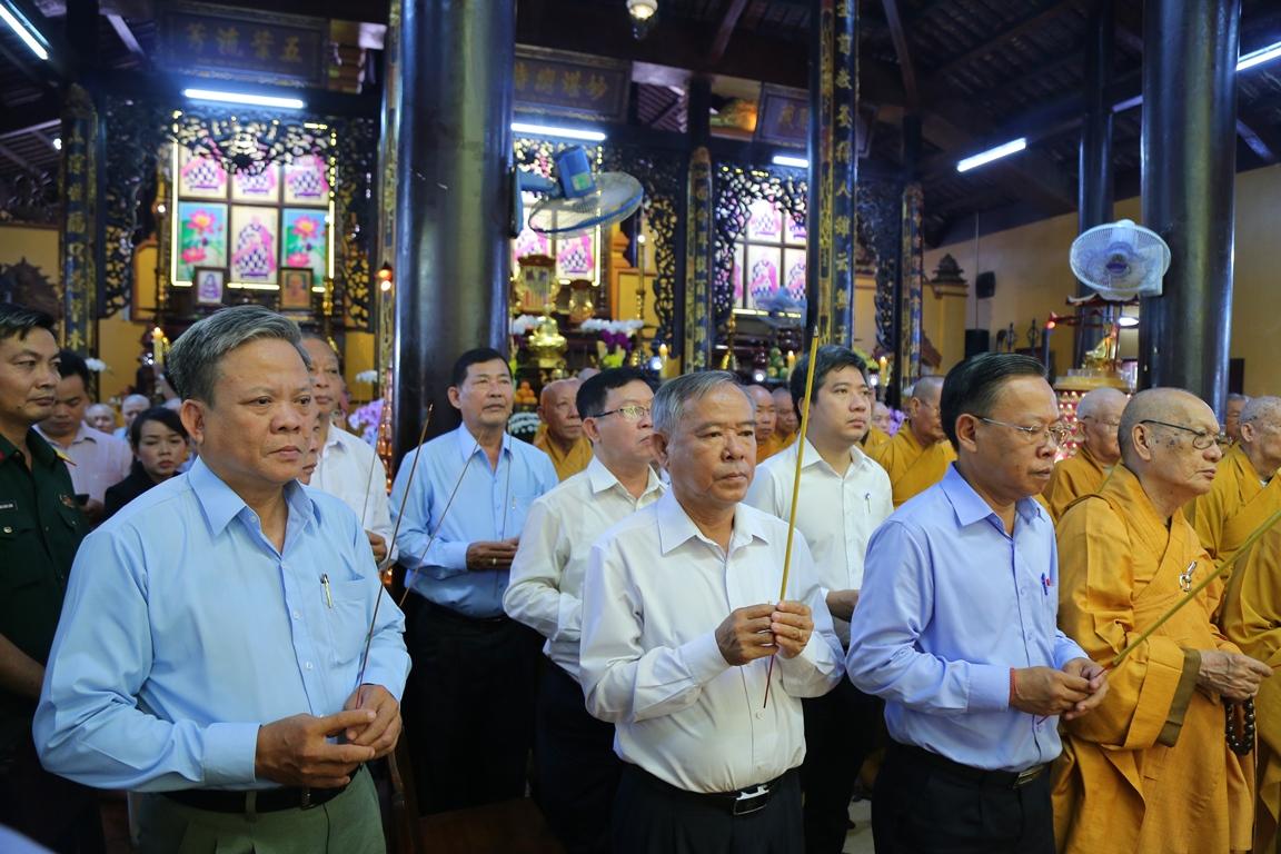 Đại diện lãnh đạo các cơ quan dâng hương tưởng niệm Đại diện lãnh đạo các cơ quan dâng hương tưởng niệm