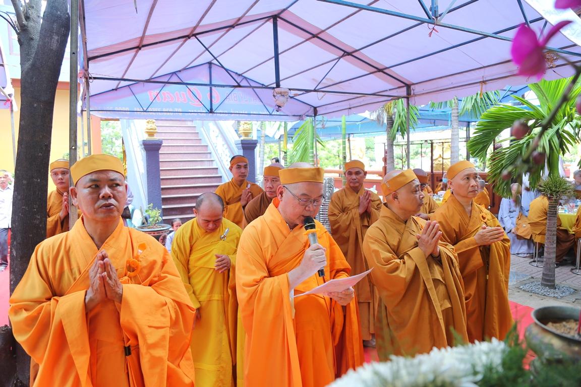 Đại diện môn đồ pháp quyến dâng lời tác bạch cúng dường Đại diện môn đồ pháp quyến dâng lời tác bạch cúng dường