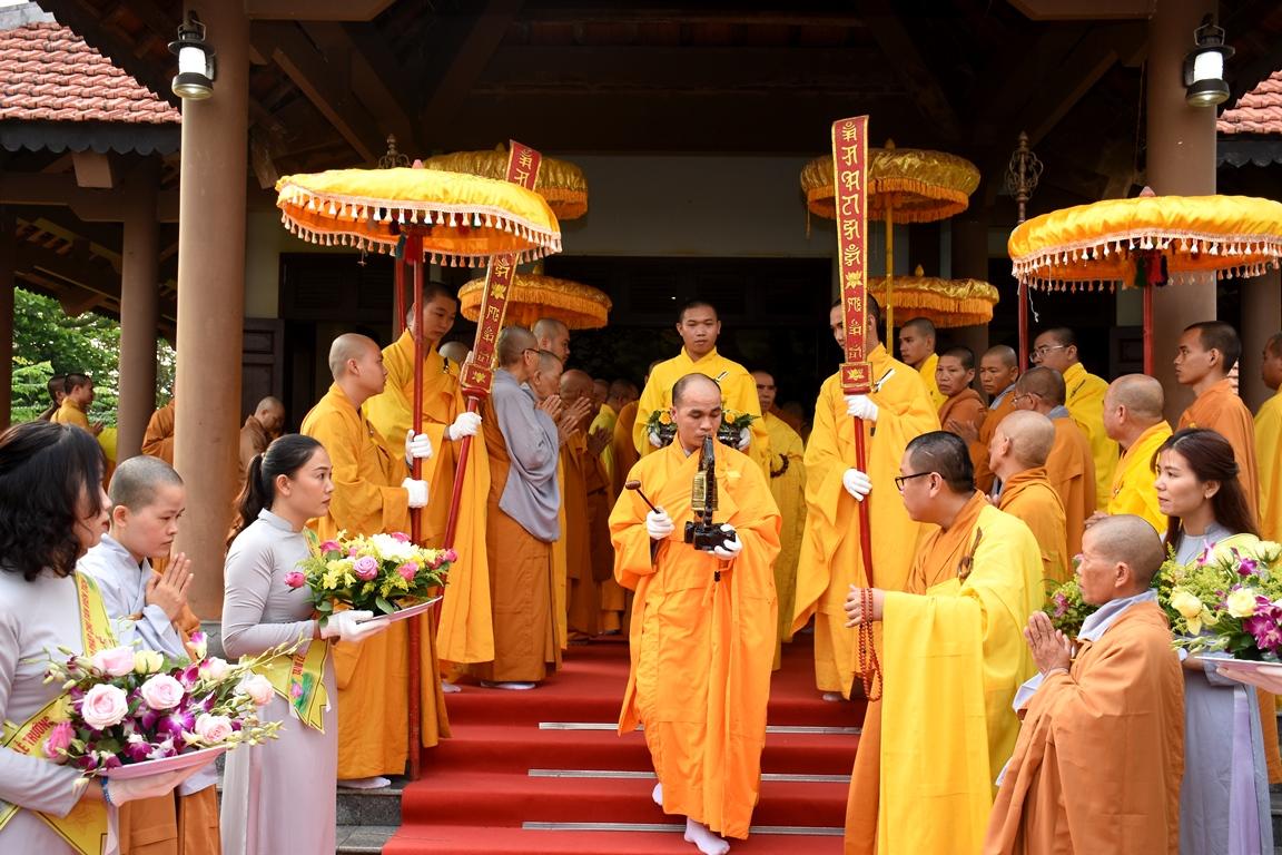 Cung nghinh chư tôn đức - Ảnh: Ban TTTT Phật giáo Quảng Nam