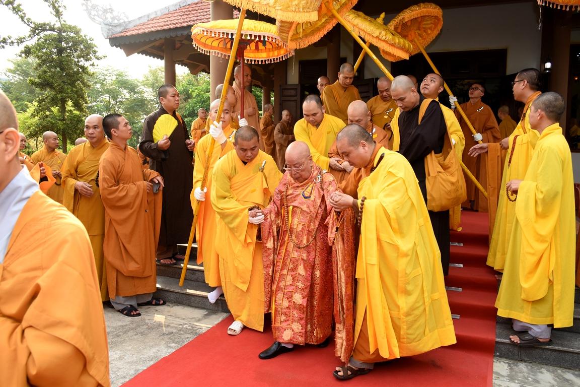 Cung thỉnh Hòa thượng chứng minh - Ảnh: Ban TTTT Phật giáo Quảng Nam