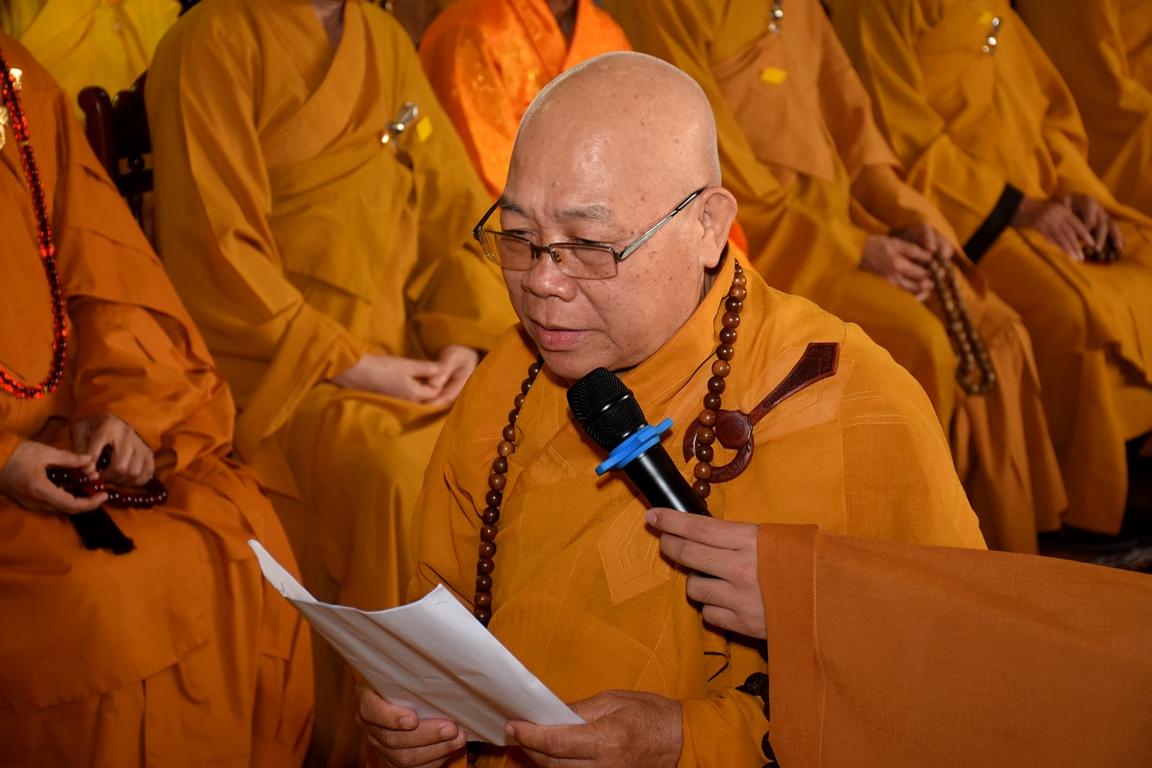 Hòa thượng Thích Quảng Xả cung tuyên tiểu sử - Ảnh: Ban TTTT Phật giáo Quảng Nam