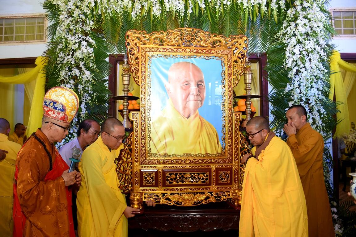 Di ảnh của cố Trưởng lão Hòa thượng - Ảnh: Ban TTTT Phật giáo Quảng Nam