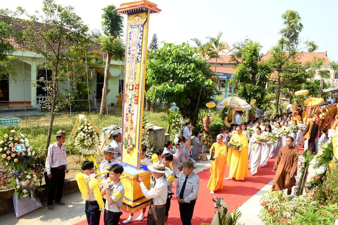 Phan triệu và đoàn dâng hoa - Ảnh: Ban TTTT Phật giáo Quảng Nam