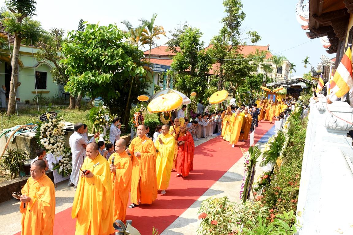 Rời Giác linh đường, hướng về bảo tháp - Ảnh: Ban TTTT Phật giáo Quảng Nam