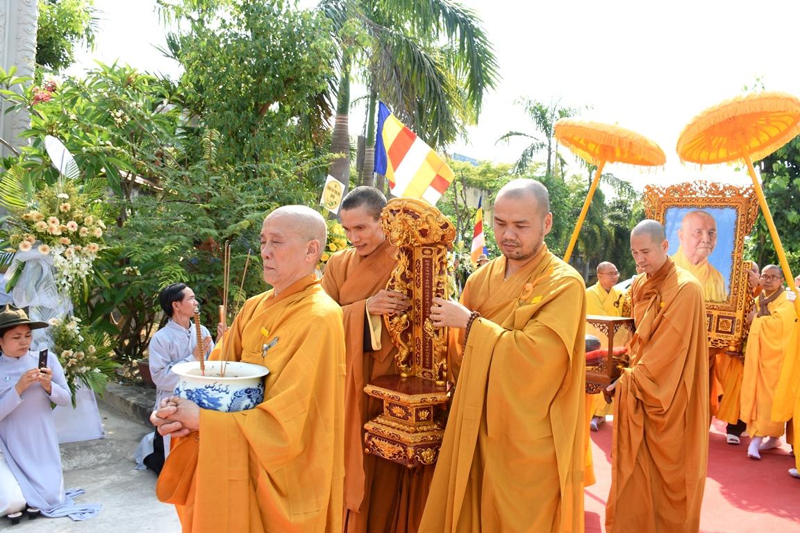 Các pháp tử của cố Trưởng lão Hòa thượng cung thỉnh lư hương, long vị và di ảnh trong lễ di quan - Ảnh: Ban TTTT Phật giáo Quảng Nam