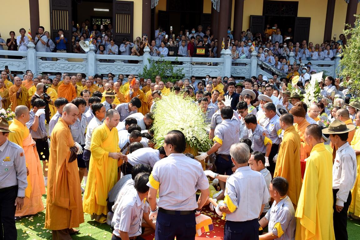 Đông đảo Phật tử đến tiễn biệt - Ảnh: Ban TTTT Phật giáo Quảng Nam