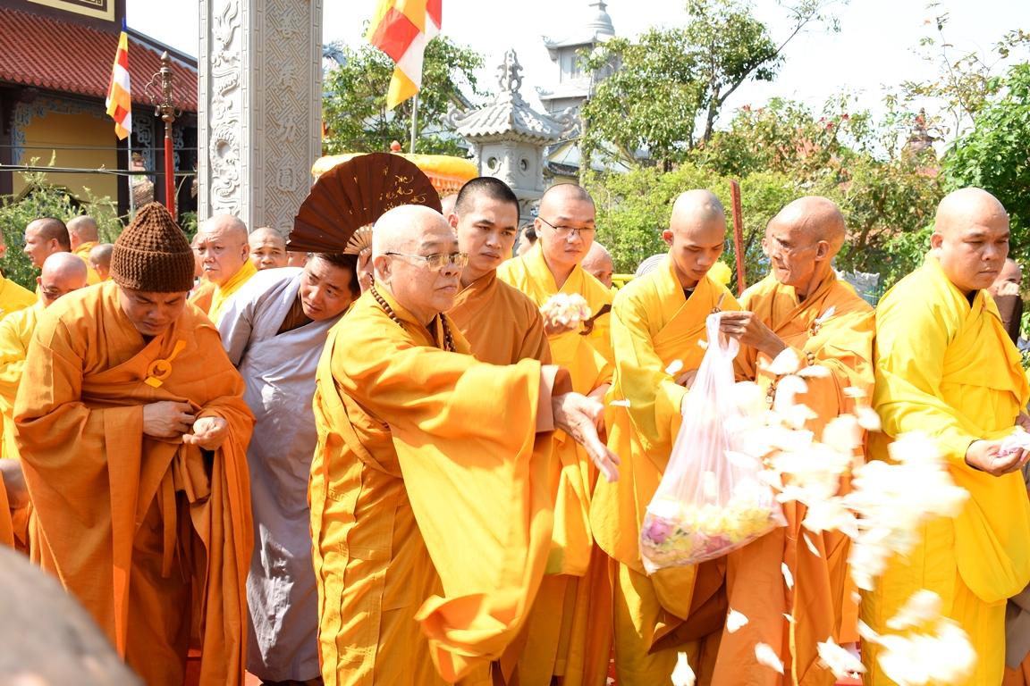 Chư tôn đức rải hoa tiễn biệt - Ảnh: Ban TTTT Phật giáo Quảng Nam