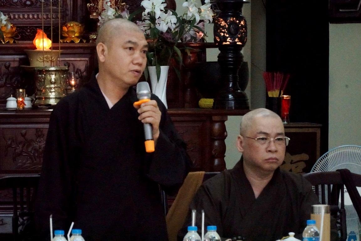 Thượng tọa Thích Trí Thanh, Phó ban kiêm Chánh Thư ký trình bày kế hoạch đại hội và Phật đản