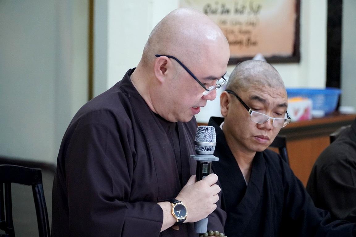 Đại đức Thích Thiện Thuận, Phó Thư ký kiêm Chánh Văn phòng Phật giáo quận trình bày kế hoạch an cư