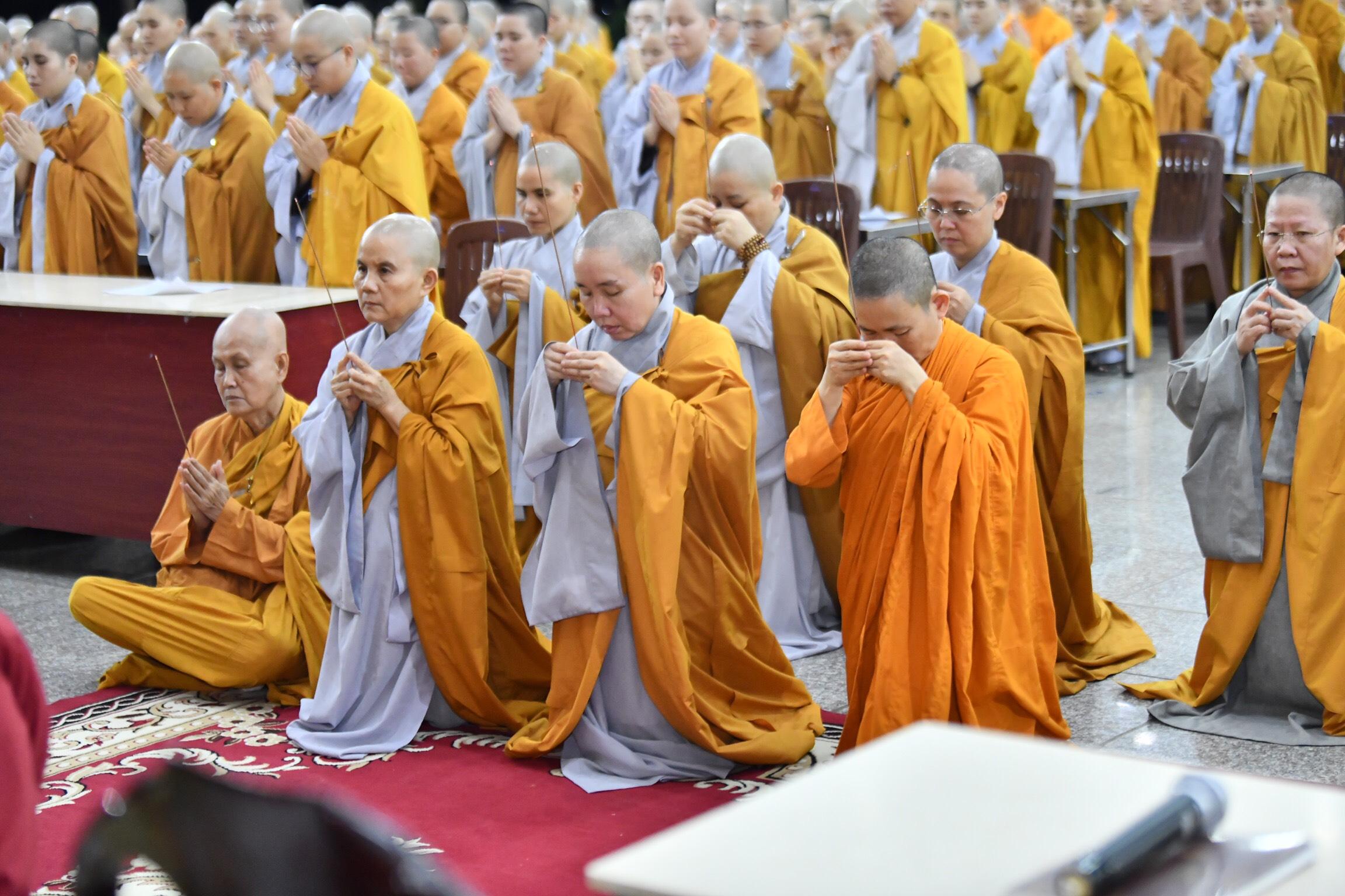 Chư Ni tưởng niệm