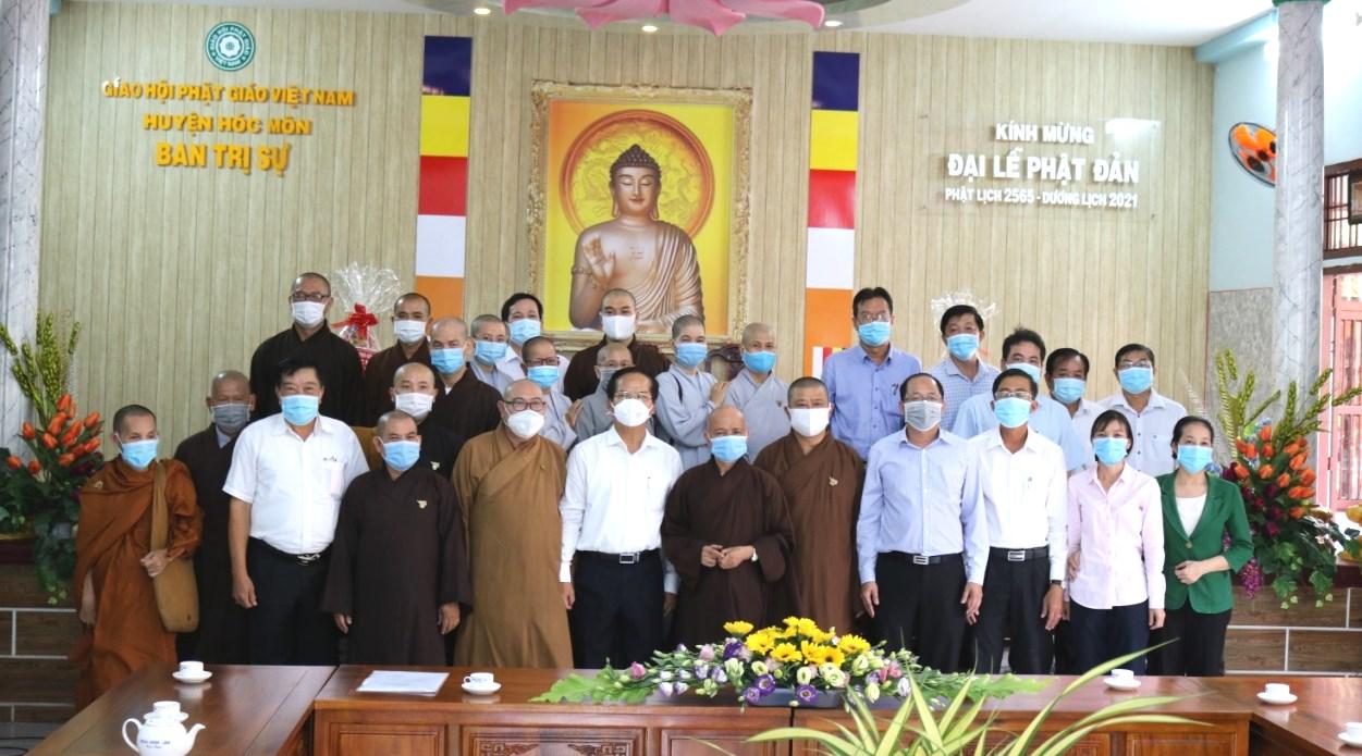 Phái đoàn chụp ảnh lưu niệm với chư Tăng Ni Ban Trị sự Phái đoàn chụp ảnh lưu niệm với chư Tăng Ni Ban Trị sự