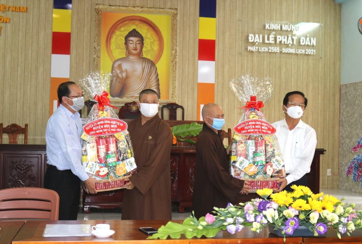 Chính quyền huyện tặng quà chúc mừng Đại lễ Phật đản đến Ban Trị sự và các tự viện Chính quyền huyện tặng quà chúc mừng Đại lễ Phật đản đến Ban Trị sự và các tự viện