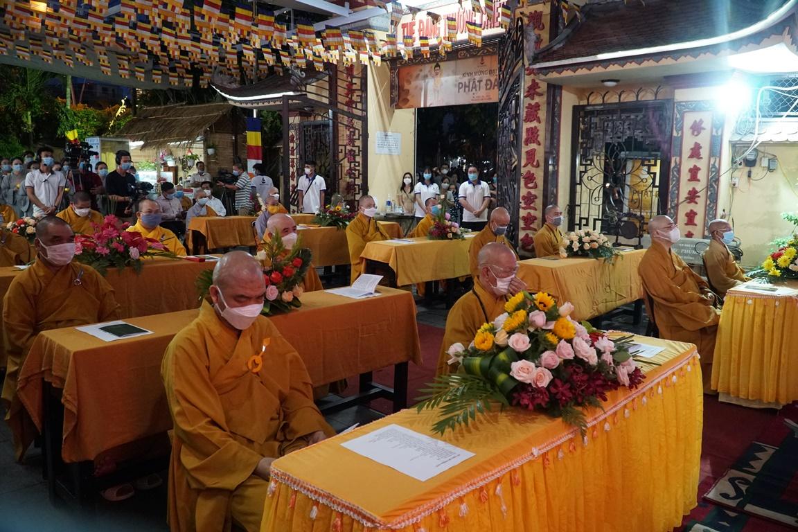 Chư tôn đức tham dự thực hiện giản cách