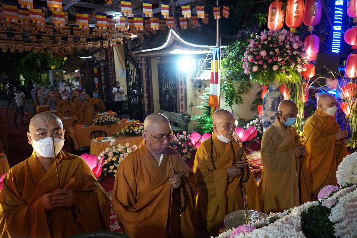Chư tôn đức niệm hương khai kinh mùa Phật đản