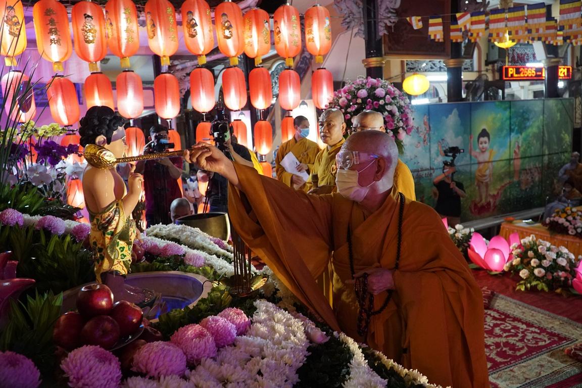 Hòa thượng Thích Huệ Minh thực hiện nghi thức Tắm Phật