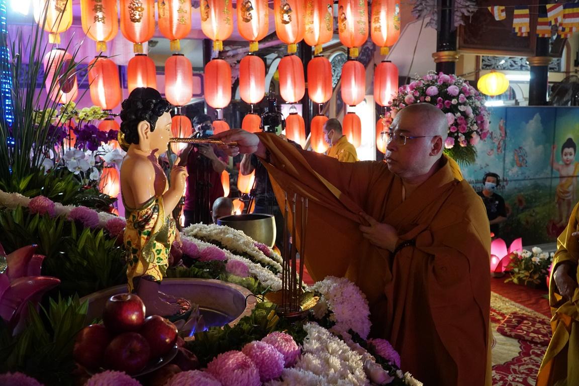 Quán niệm tẩy trừ những ô trược nơi thân và tâm khi Tắm Phật