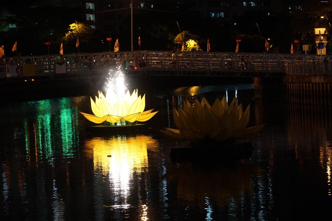 Đóa sen đầu tiên được thắp sáng trên dòng kênh với ánh sáng hoàng kim