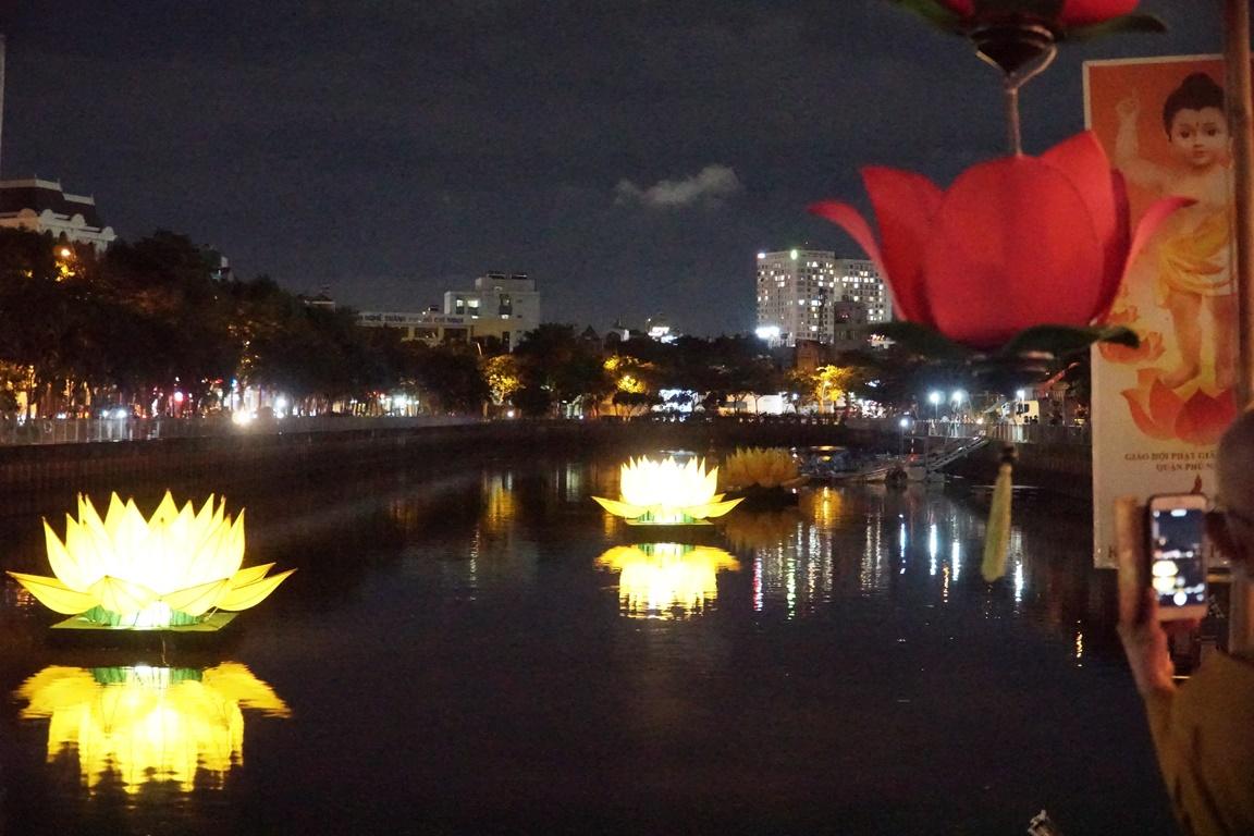 Những đóa sen mang thông điệp cầu nguyện và kêu gọi bảo vệ môi trường