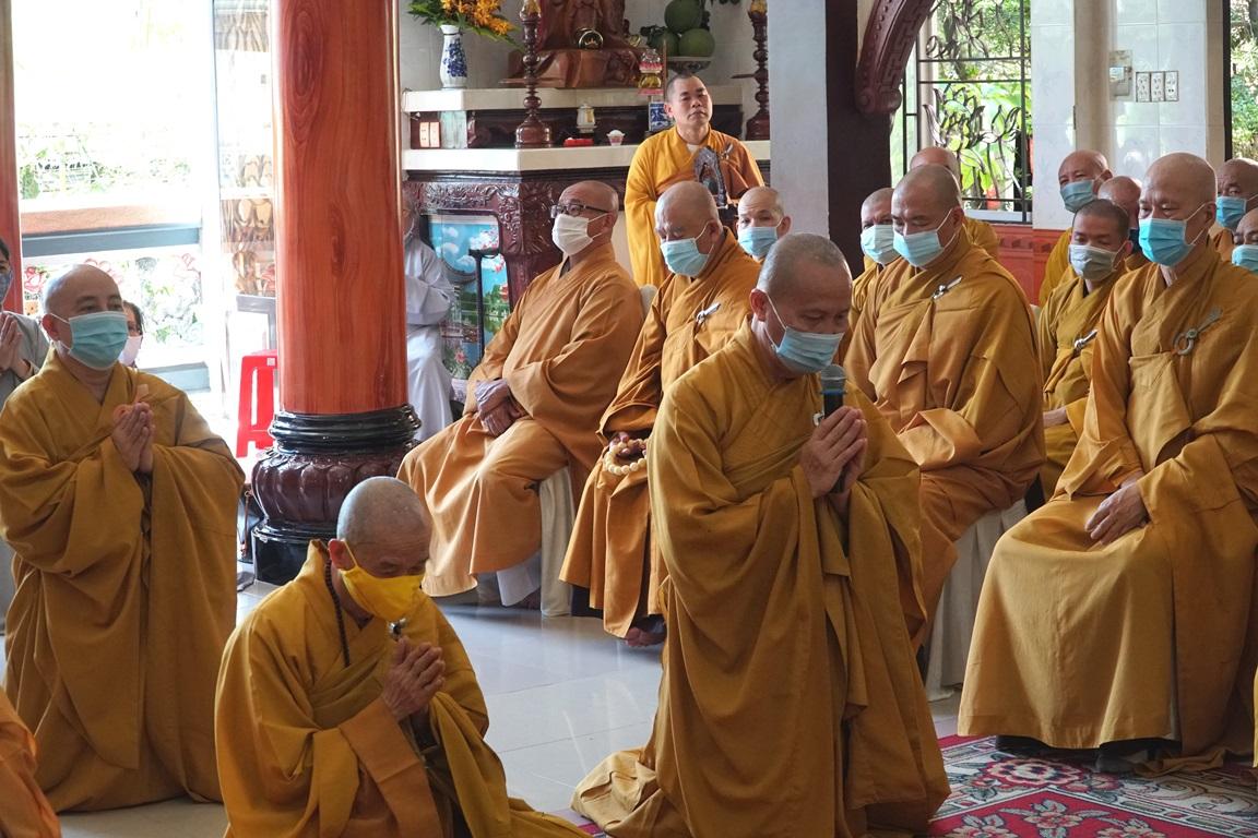 Thượng tọa Thích Phước Nghiêm cảm tạ Thượng tọa Thích Phước Nghiêm cảm tạ