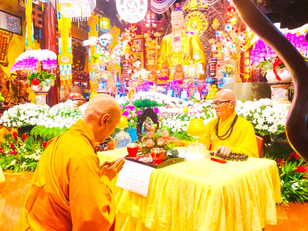 Thượng tọa Thích Minh Kính, trụ trì chùa Đại Giác tác pháp đối thú Thượng tọa Thích Minh Kính, trụ trì chùa Đại Giác tác pháp đối thú