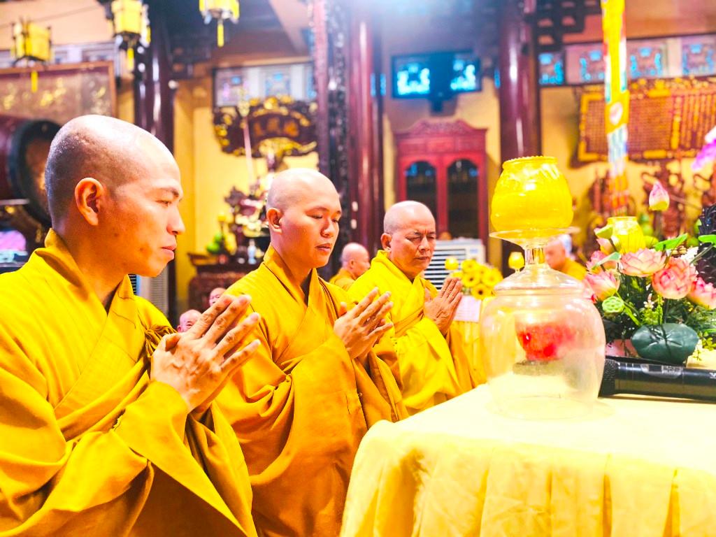 Chư Tăng tuần tự 3 vị đối thú an cư Chư Tăng tuần tự 3 vị đối thú an cư