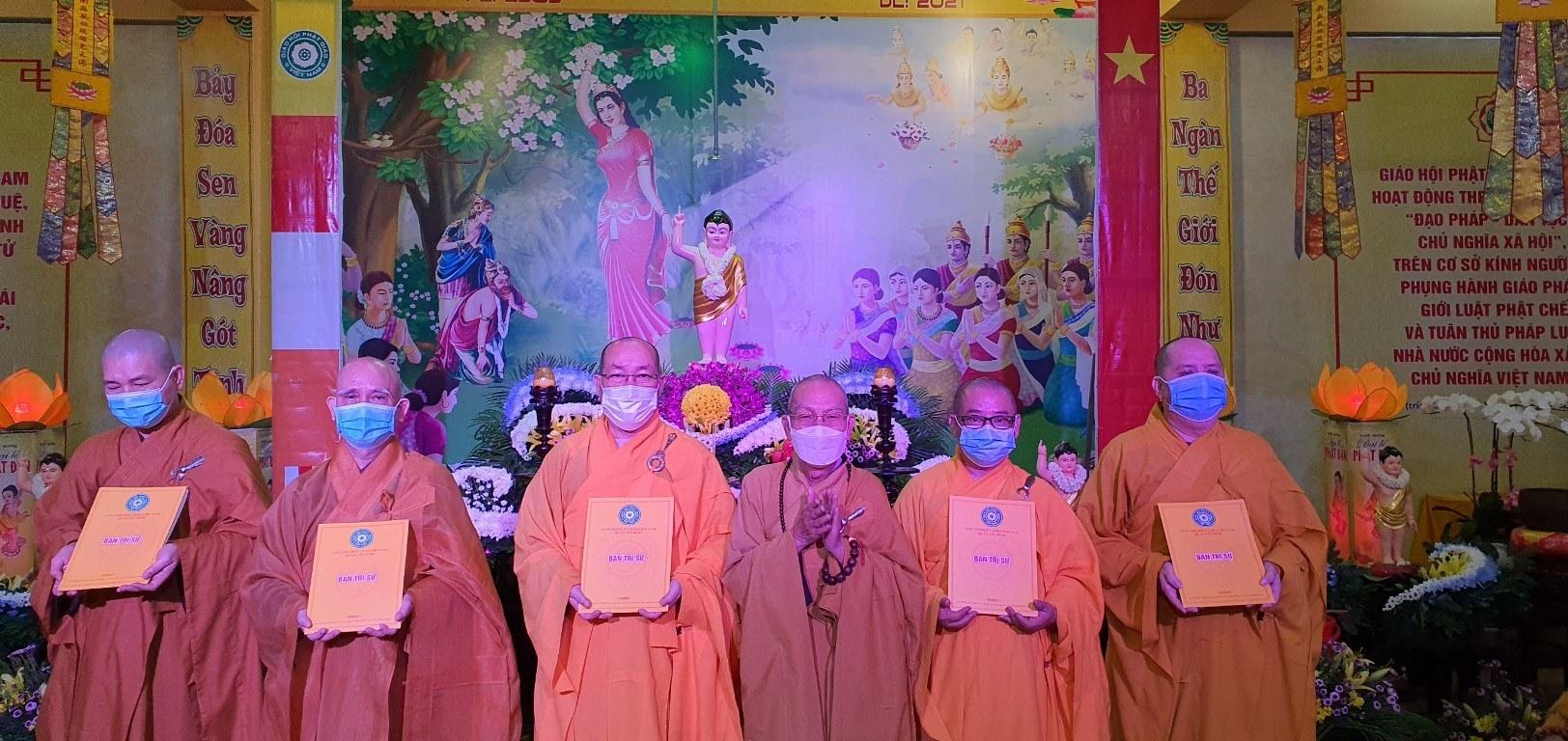 Hòa thượng Thích Thiện Đức, Phó ban Trị sự Phật giáo TP.HCM trao quyết định đến Thường trực BTS GHPPGVN quận Tân Bình Hòa thượng Thích Thiện Đức, Phó ban Trị sự Phật giáo TP.HCM trao quyết định đến Thường trực BTS GHPPGVN quận Tân Bình