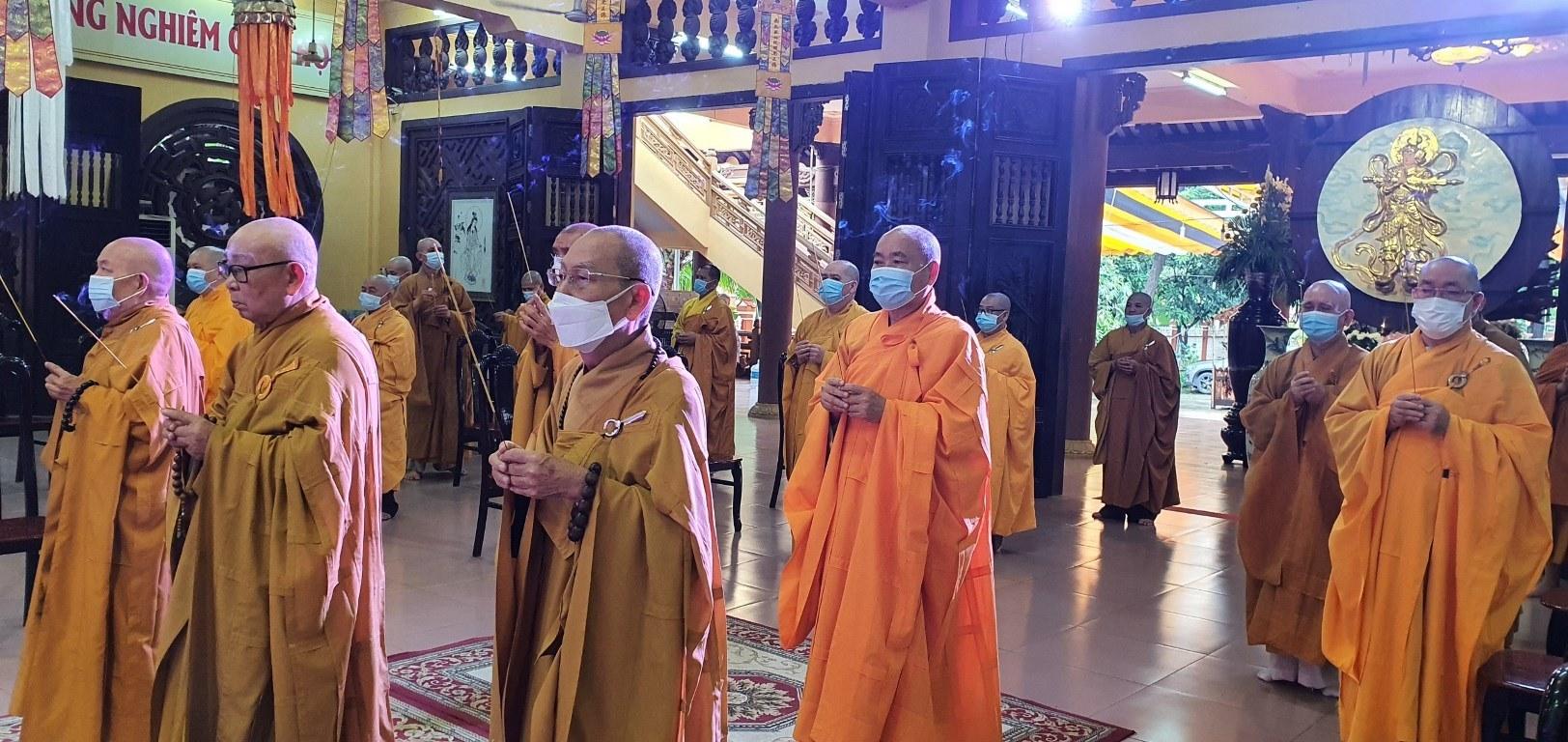 Chư tôn đức niệm hương cúng dường Chư tôn đức niệm hương cúng dường