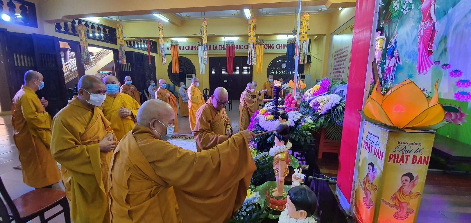 Chư tôn Hòa thượng chứng minh thực hiện nghi thức Tắm Phật Chư tôn Hòa thượng chứng minh thực hiện nghi thức Tắm Phật