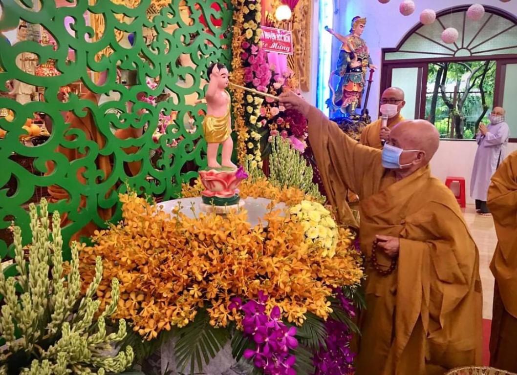 Hòa thượng chứng minh cử hành nghi thức Tắm Phật Hòa thượng chứng minh cử hành nghi thức Tắm Phật