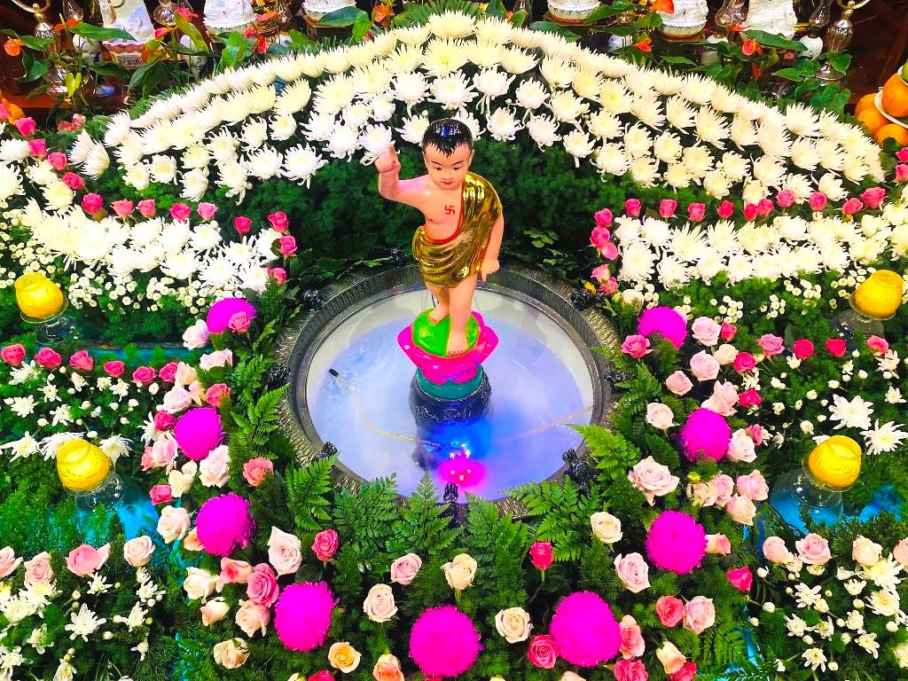 Những sắc màu với không gian thiêng liêng nơi thực hiện lễ Tắm Phật tại chùa Đại Giác