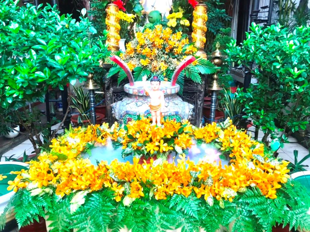 Tổ đình Phổ Quang tôn trí tượng đản sanh trước tượng Quán Âm lộ thiên, để Phật tử thực hiện nghi thức Tắm Phật, trong bối cảnh thành phố không cho tu tập đông.