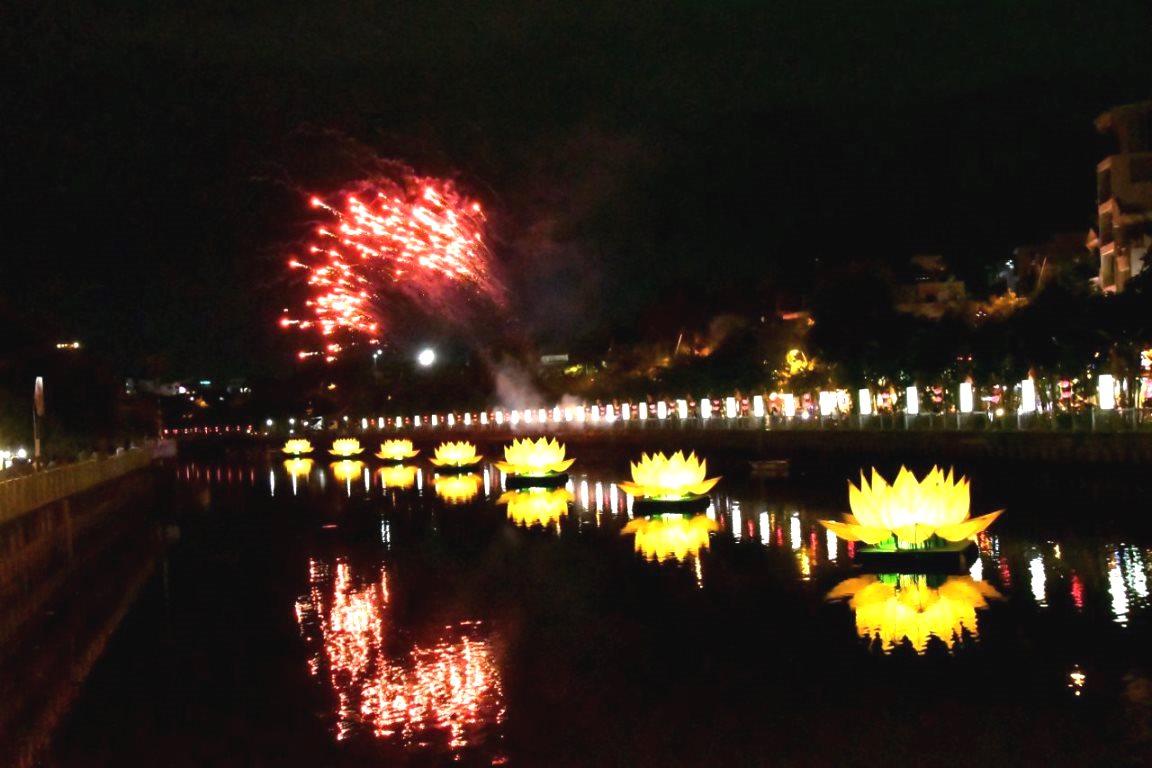 7 đóa sen thiêng do BTS Phật giáo quận kết hợp cùng Quán Âm tu viện đã thắp sáng trên dòng kênh Nhiêu Lộc