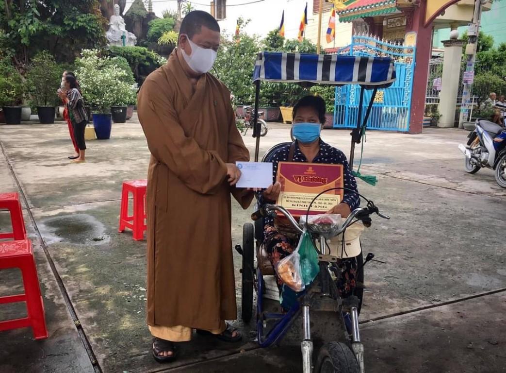 Trao quà đến các hoàn cảnh khó khăn trên địa bàn, lan tỏa thông điệp từ bi của Đức Phật dạy Trao quà đến các hoàn cảnh khó khăn trên địa bàn, lan tỏa thông điệp từ bi của Đức Phật dạy